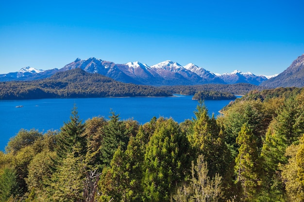 Park Narodowy Nahuel Huapi z lotu ptaka z punktu widzenia Cerro Campanario w Bariloche, region Patagonii w Argentynie.