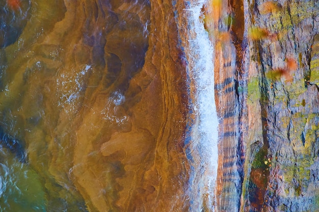 Park Narodowy Pictured Rocks antena ściany klifu z czystą wodą jeziora odsłaniającą kamień poniżej