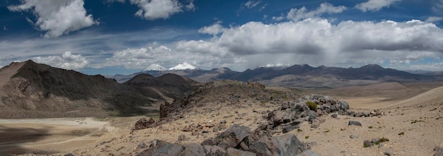 Park Narodowy Sajama otoczony ośnieżonymi górami z wi