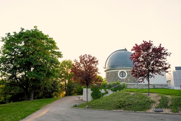 Park obserwatorium i stacja meteorologiczna w planetarium na świeżym powietrzu