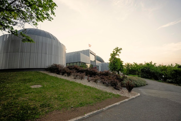 Park obserwatorium i stacja meteorologiczna w planetarium z flagą Austrii