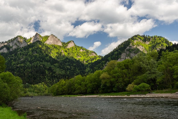 Park Pieniny w Polsce w Wiosenne Góry i Krajobraz Rzeczny