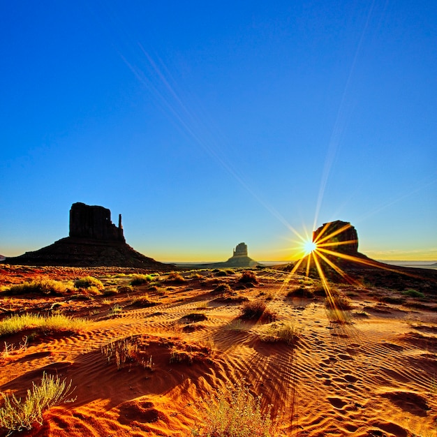 Zdjęcie park plemienny monument valley at sunrise, arizona