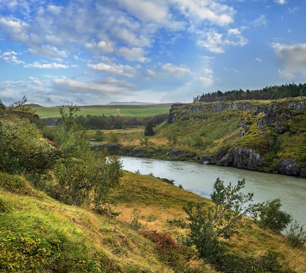 Park publiczny na wyspie Hrutey w pobliżu miasta Blonduos na północny zachód od Islandii Widok podczas podróży samochodem obwodnicą Spektakularny islandzki krajobraz z malowniczą jesienną przyrodą i rzeką Blanda z kataraktą