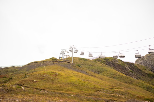 Park rozrywki przejażdżki wycieczka z wyciągiem narciarskim we mgle Naturalne tło parku Abstrakcyjny malowniczy krajobraz w górach Pomysły na wakacje