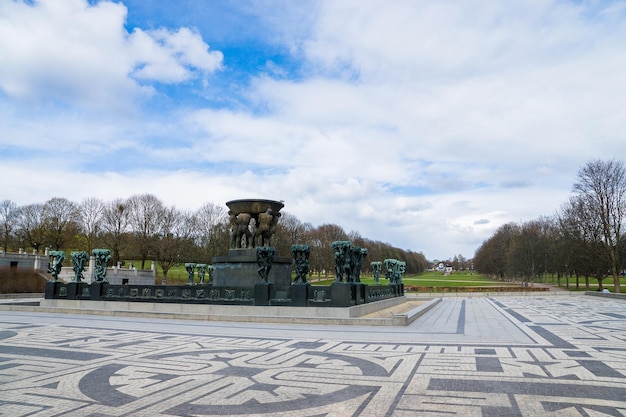 Zdjęcie park vigeland na chmurowym niebie