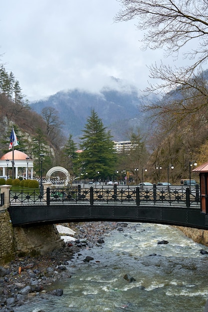 Park w mieście Borjomi Przepływa górska rzeka