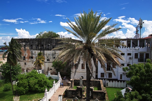 Zdjęcie park w stone town w zanzibarze w tanzanii