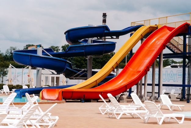 Park wodny aquapark zjeżdżalnie przy basenie letnie wakacje