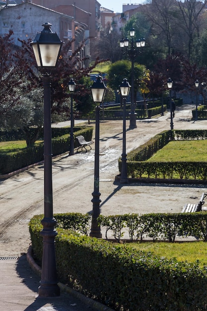 Park z klasycznymi latarniami w Guadalajara w Hiszpanii