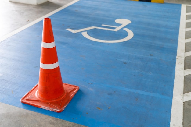 Parking dla niepełnosprawnych na parkingu krytym w domu towarowym