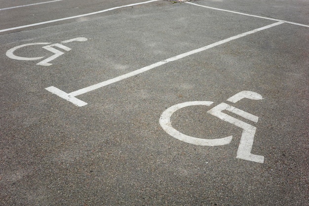 Parking dla osób niepełnosprawnych oznakowanie dróg dla samochodów
