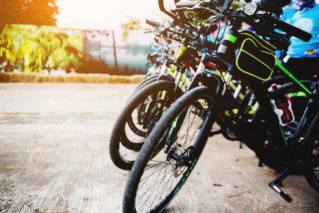 Parking dla rowerów w linii na zewnątrz przed kampanią