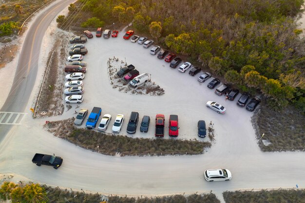 Parking na plaży Florida Blind Pass na Manasota Key USA Parking pojazdów z samochodami zaparkowanymi na parkingu na plaży oceanicznej Letnie wakacje na plaży