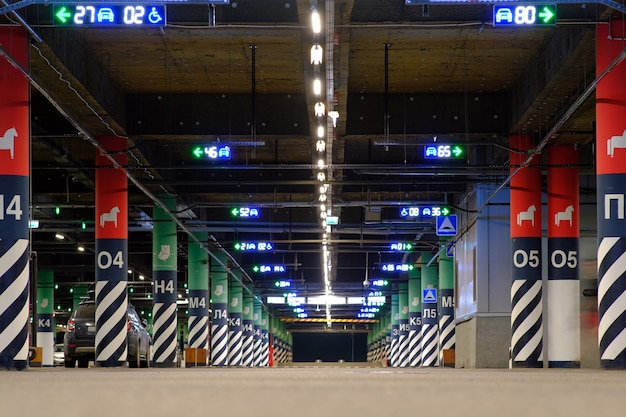 Parking Podziemny. Dostępne Są Bezpłatne Miejsca Parkingowe. Pusta Scena W Tle.