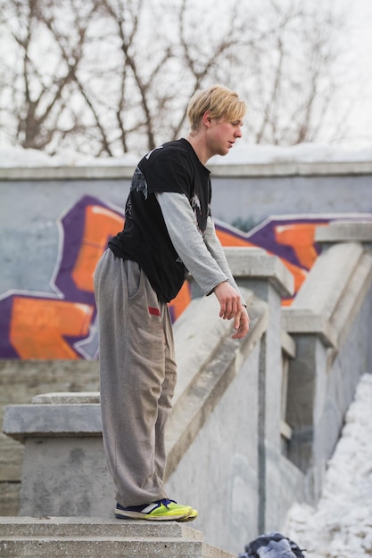 Parkour W Parku Blond Facet Nastolatek Gotowy Do Skoku Akrobatycznego Flip