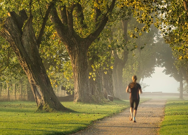 Parkowa chodząca kobieta