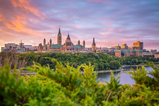 Parlament Hill w Ottawie, Ontario, Kanada o zachodzie słońca