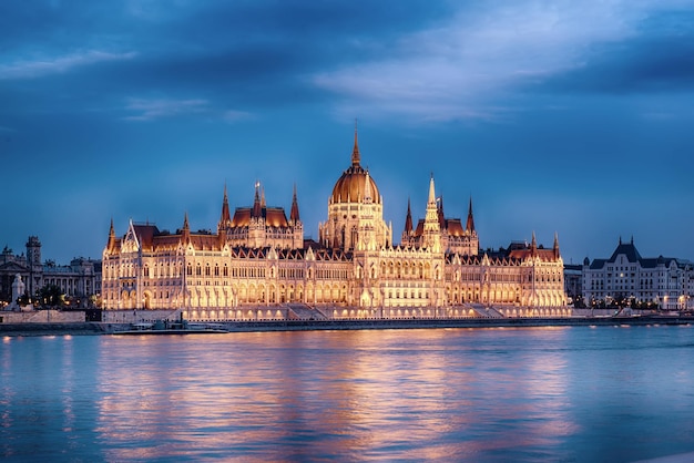 Parlament w Budapeszcie i rzeka