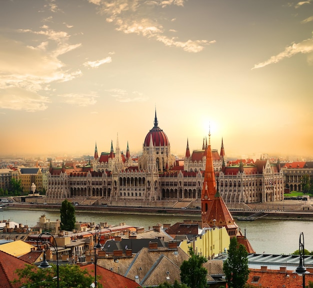 Parlament w Budapeszcie na Dunaju o zachodzie słońca, Węgry