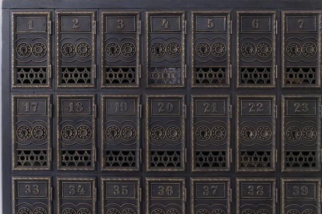 Partia komórek pocztowych na poczcie Antique letter box Stare retro miedziane skrzynki pocztowe z numerami