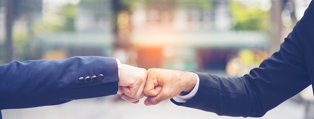 Partner Business Trust Partnerstwo w pracy zespołowej. Wykonawca z branży fist bump zajmujący się misją biznesową.