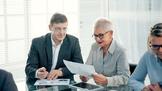 Partnerzy biznesowi omawiają wspólny projekt finansowy