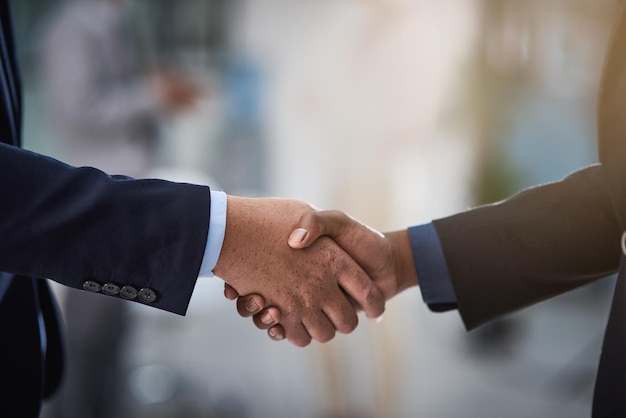 Partnerzy w zyskach Przycięte zdjęcie przedstawiające dwóch biznesmenów ściskających dłonie
