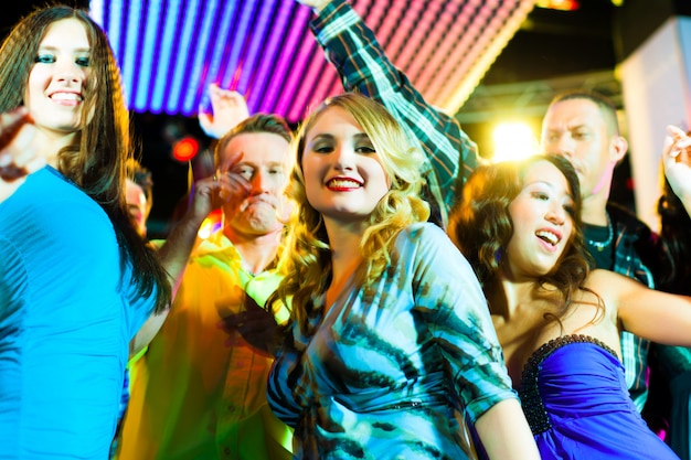 Party ludzie tańczą w dyskotece lub klubie