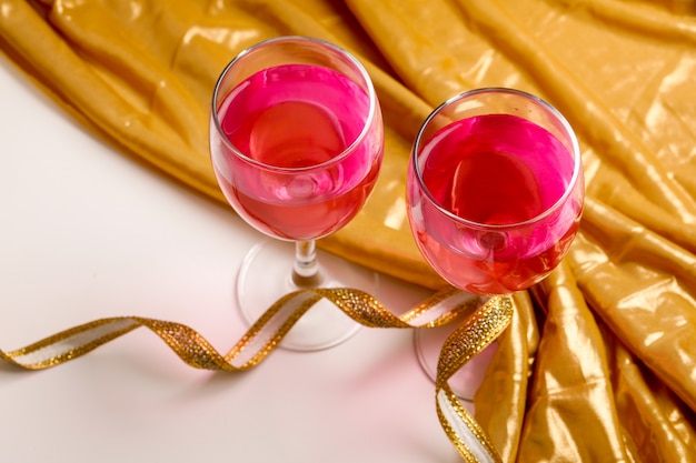 Partyjny świętowania pojęcie, Czerwonego koloru wino w szkle na stole