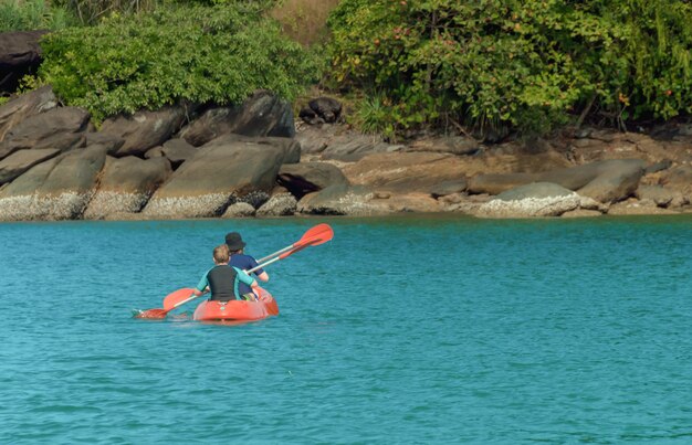 Pary kajakarstwo lub kayaking przy denną wyspą, Tajlandia.