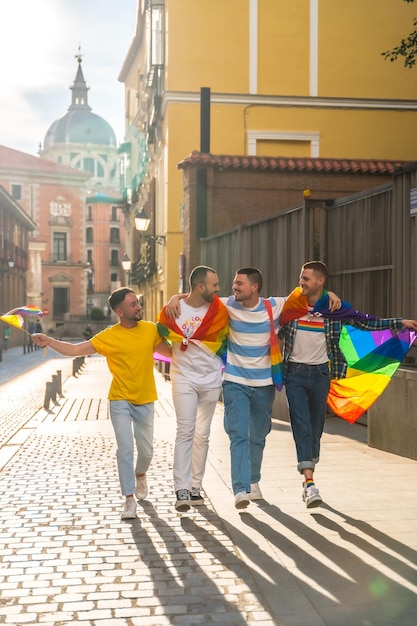 Pary mężczyzn bawiących się na demonstracji z tęczowymi flagami na imprezie dumy gejowskiej w mieście koncepcja lgbt