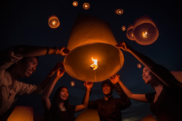 Pary pływające lampy w porze nocnej