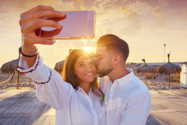 Pary selfie młoda fotografia w plażowym wakacje