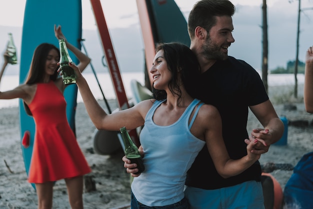 Pary Tańczą Na Plaży. Ludzie Afro.