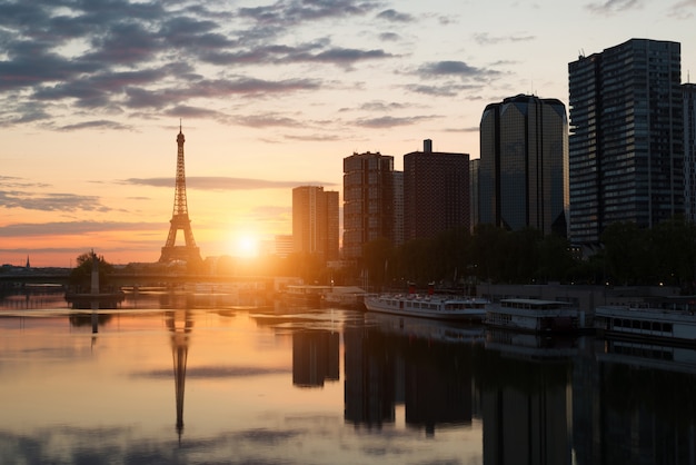 Paryska linia horyzontu z wieżą eifla i wonton rzeką w Paryż, Francja.