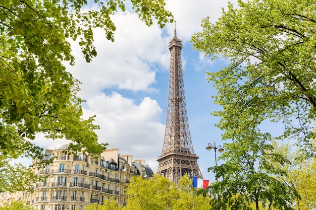 Paryski widok z Wieżą Eiffla i francuską flagą