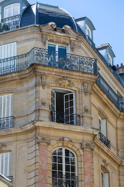 Paryż. Architektura. Dom w Paryżu. Na zewnątrz