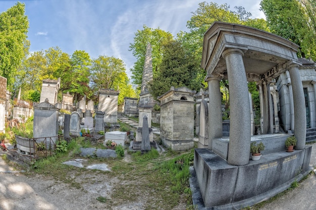 Zdjęcie paryż, francja - 2 maja 2016: stare groby na cmentarzu pere-lachaise