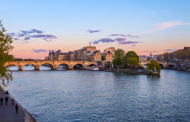 Paryż, francja kwiecień najstarszy most pont neuf na Sekwanie i zabytkowe budynki Paryża at