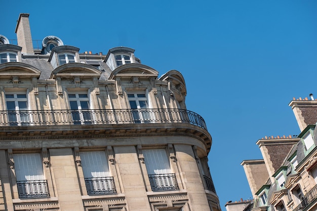 Paryż, piękne budynki Haussmanna w eleganckiej dzielnicy francuskiej stolicy