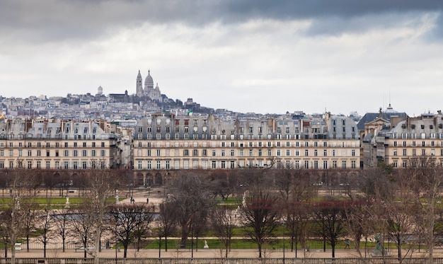 Paryż – widok na Montmartre z tarasu Muzeum Orsay podczas nadejścia burzy