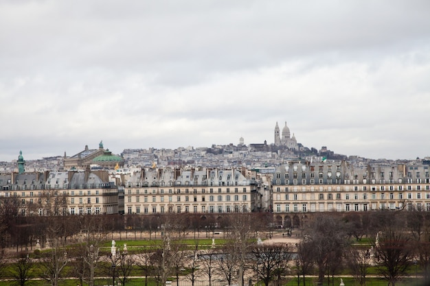 Paryż – widok na Montmartre z tarasu Muzeum Orsay podczas nadejścia burzy