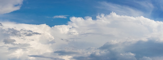 Pas białych chmur na błękitnym niebie, panorama