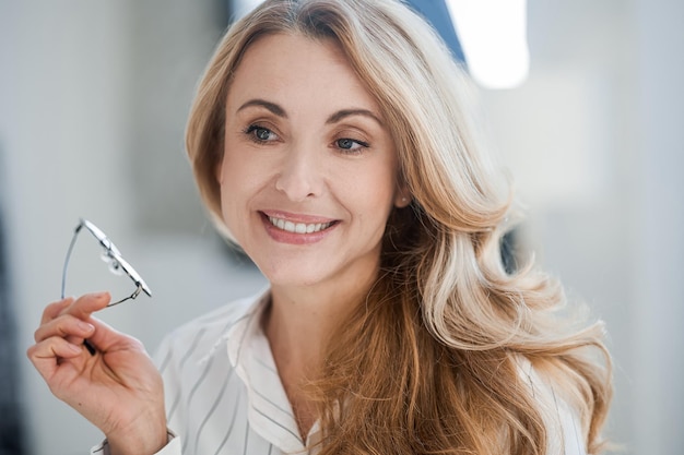 Pas uśmiechnięta blond kobieta