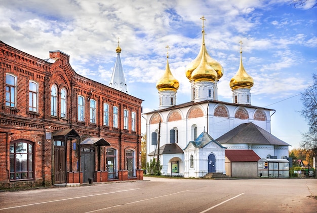 Pasaż handlowy i katedra Zwiastowania Lenina ulica Gorokhovets