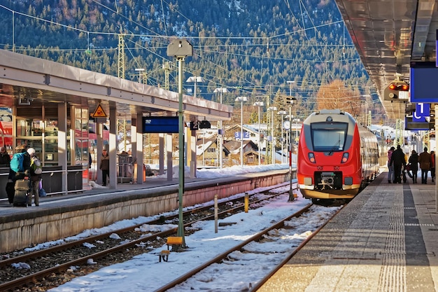 Pasażerowie i pociągi dużych prędkości na dworcu kolejowym w Garmisch-Partenkirchen w Niemczech.