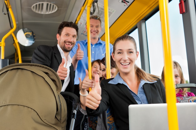 Pasażerowie w autobusie