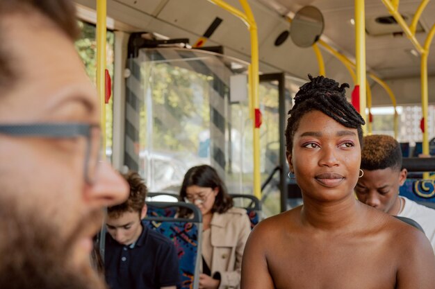 Zdjęcie pasażerowie w korkach autobusów komunikacji miejskiej w mieście po południu młodzi ludzie