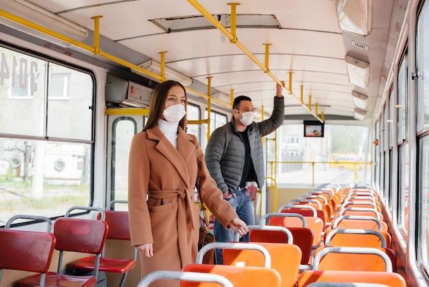 Pasażerowie w transporcie publicznym podczas pandemii koronawirusa zachowują odległość od siebie. Ochrona i zapobieganie covid 19.